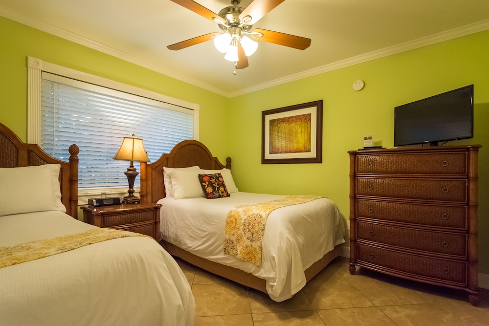 Tropical Beach Resorts 22/79