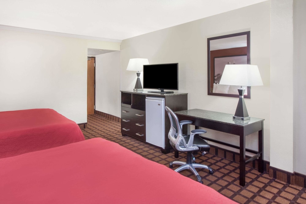 Super 8 By Wyndham Chicago IL 11/25