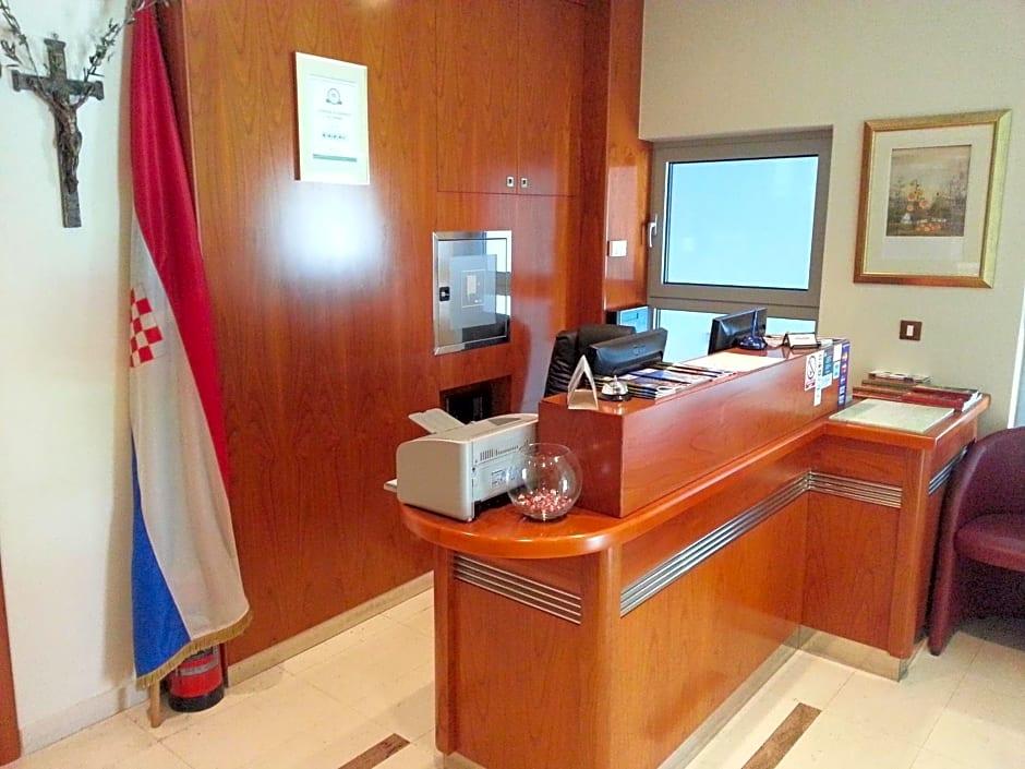 Hotel Croatia 8/25