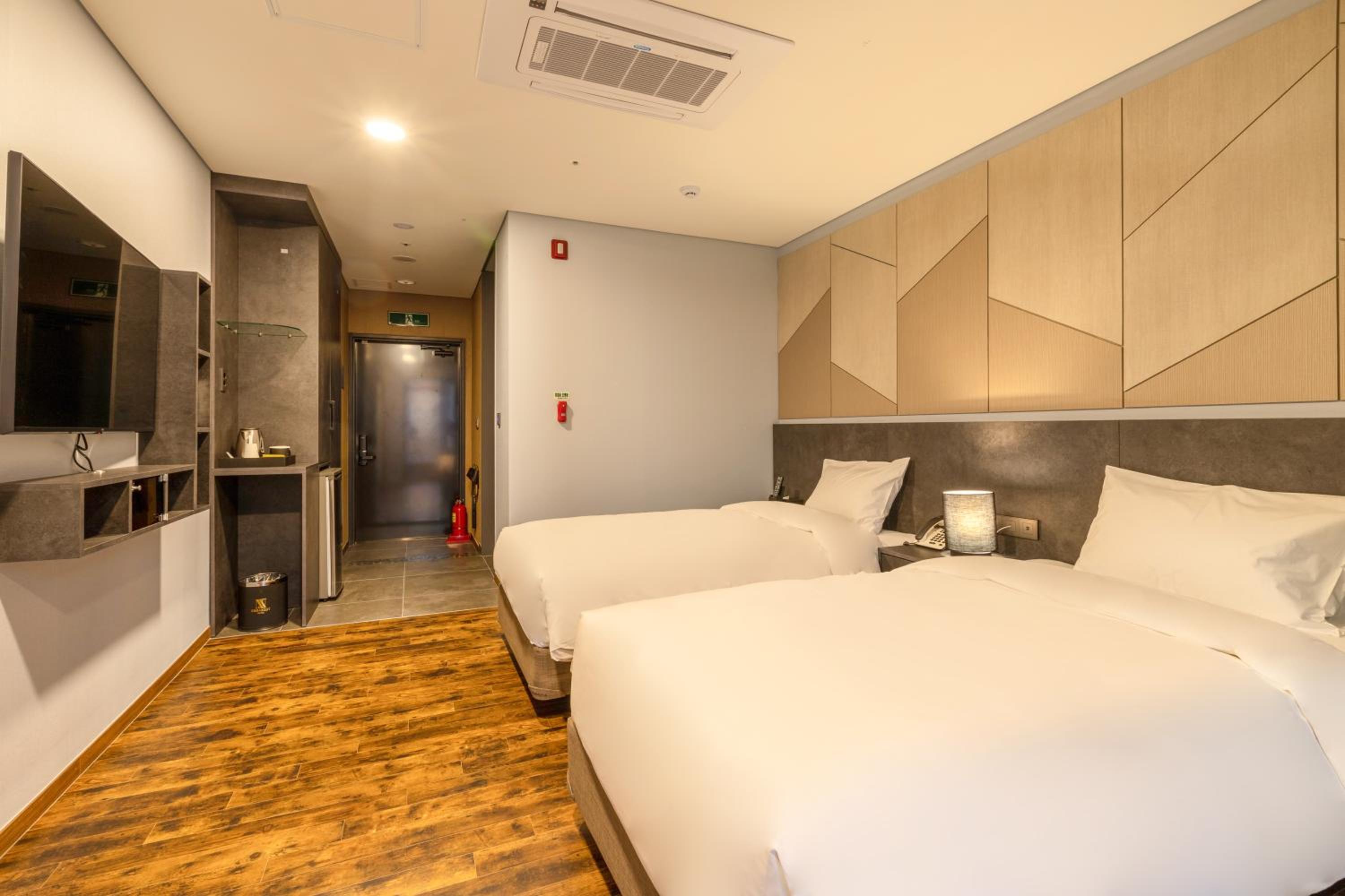 SUPERIOR, TWIN BEDS, CITY VIEW