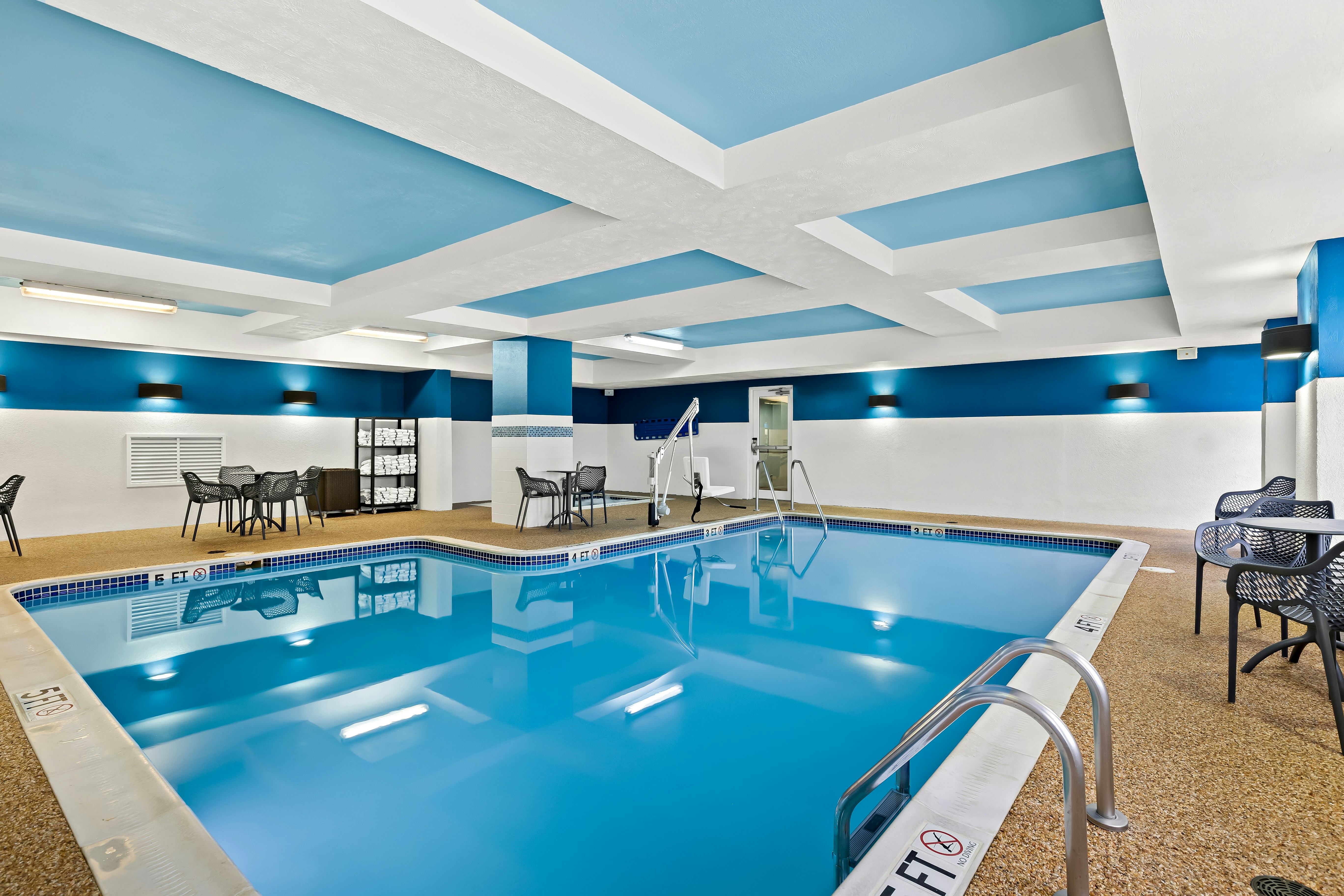 Hampton Inn & Suites Canton 24/54