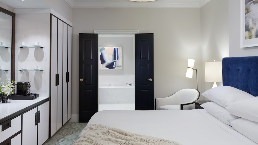DELUXE, KING BED