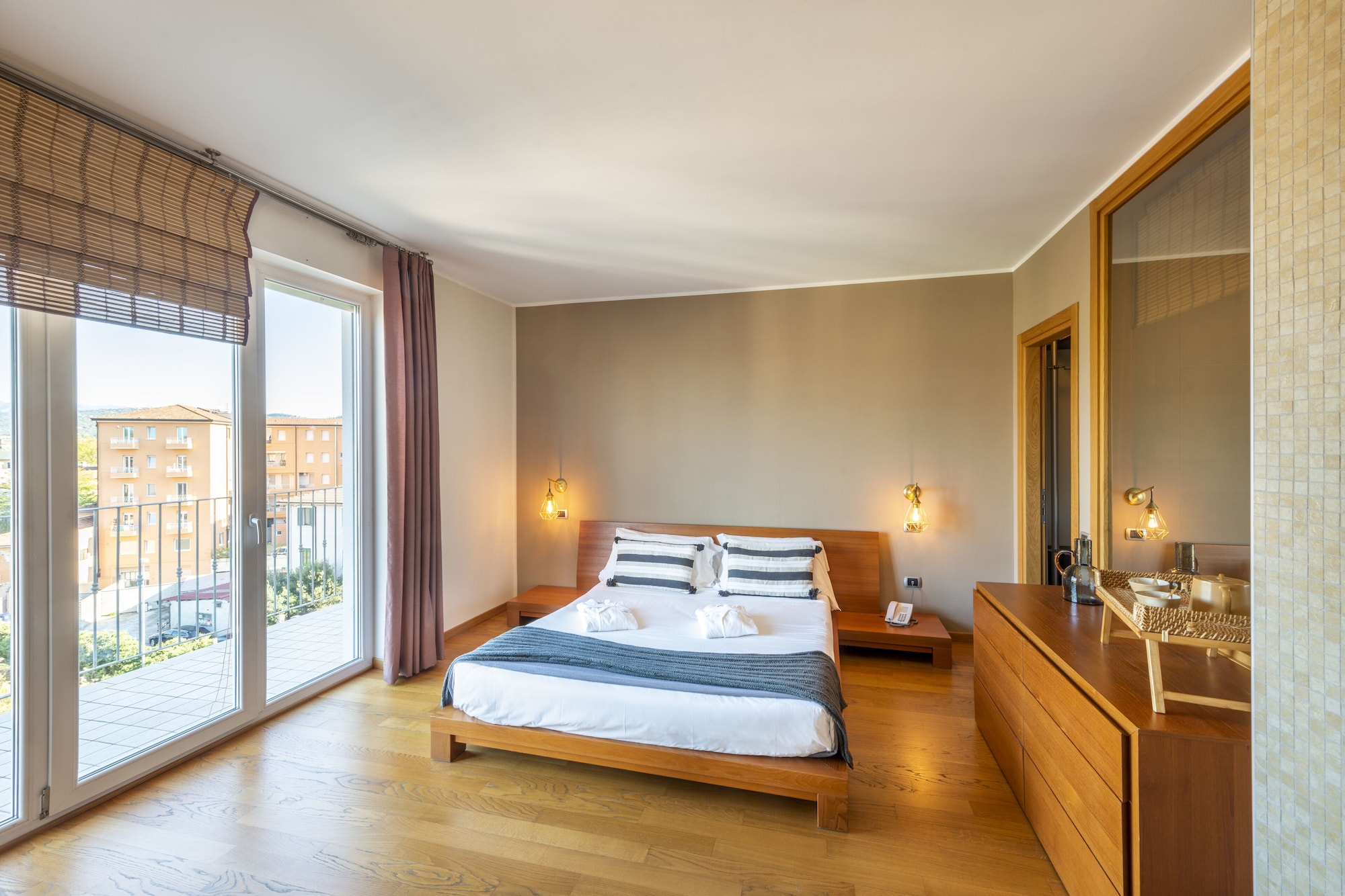 DELUXE, SUITE, HOT TUB