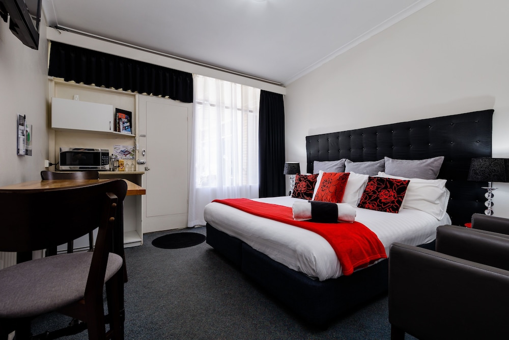 Oval Motel 28/42