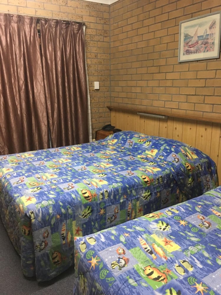 DRAGON &amp; PHOENIX MOTEL 18/37