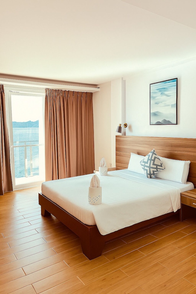 Deluxe, Queen Bed, Bay View