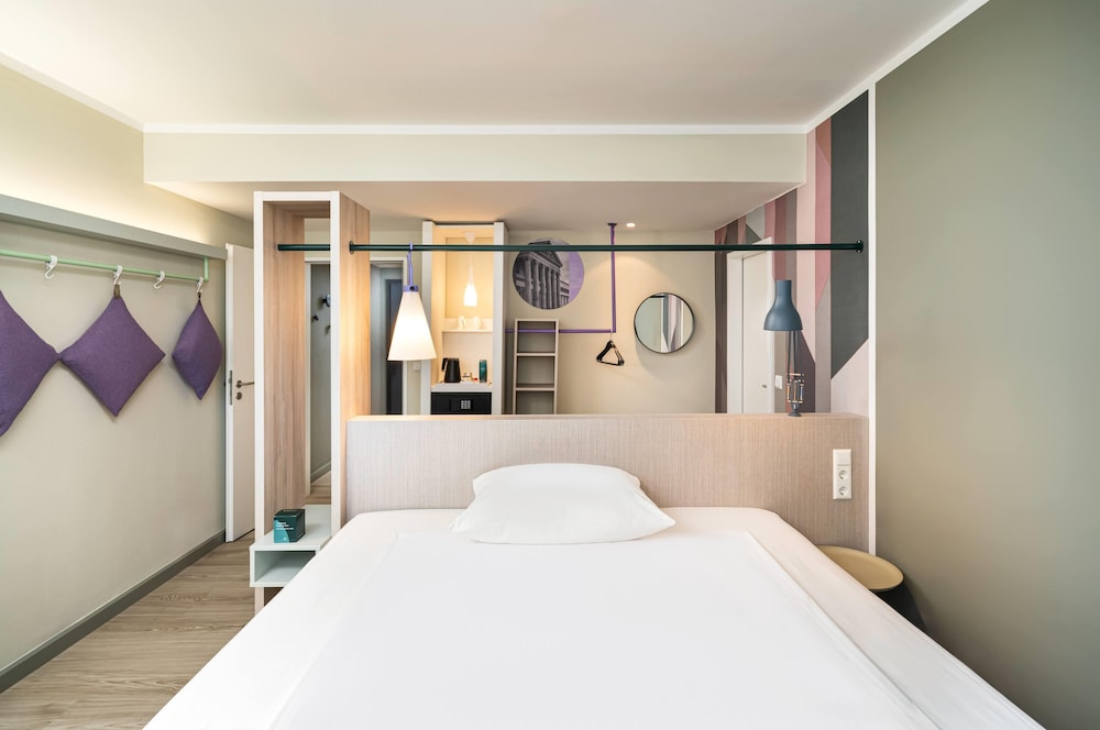Standard, Queen Bed