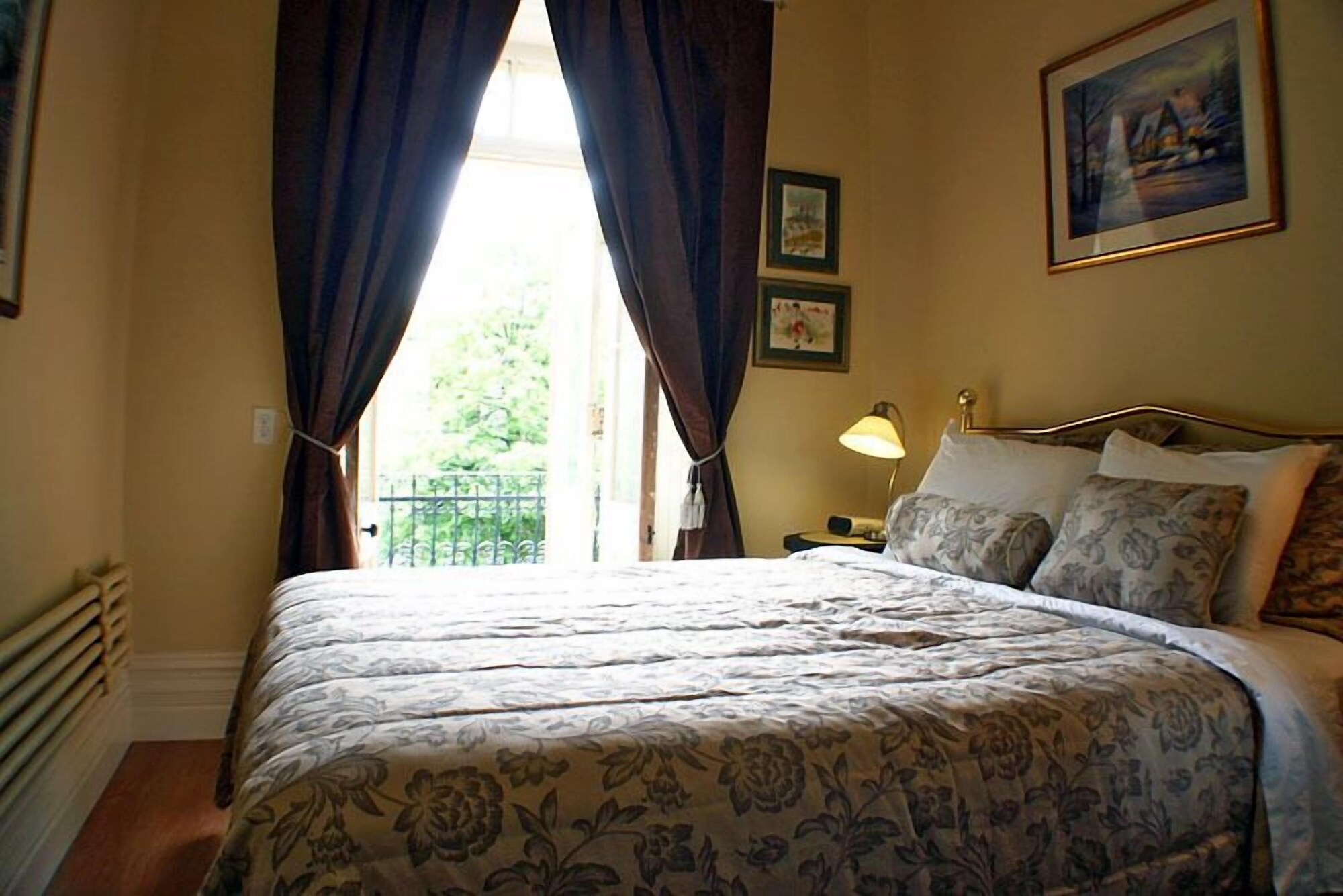 CLASSIC, QUEEN BED, SHARED BATHROOM