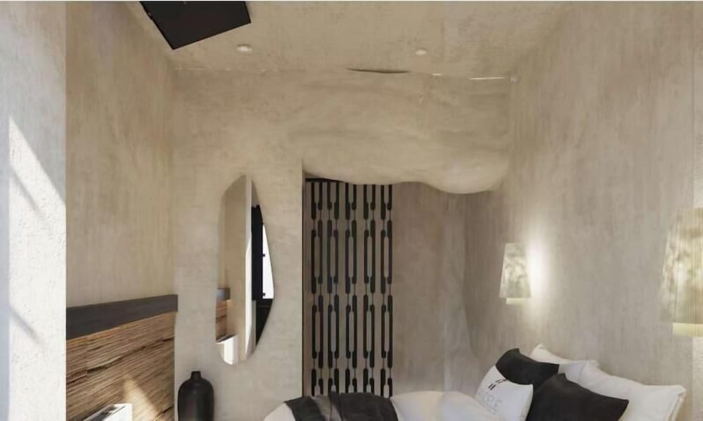 Central Fira Hotel 2/62