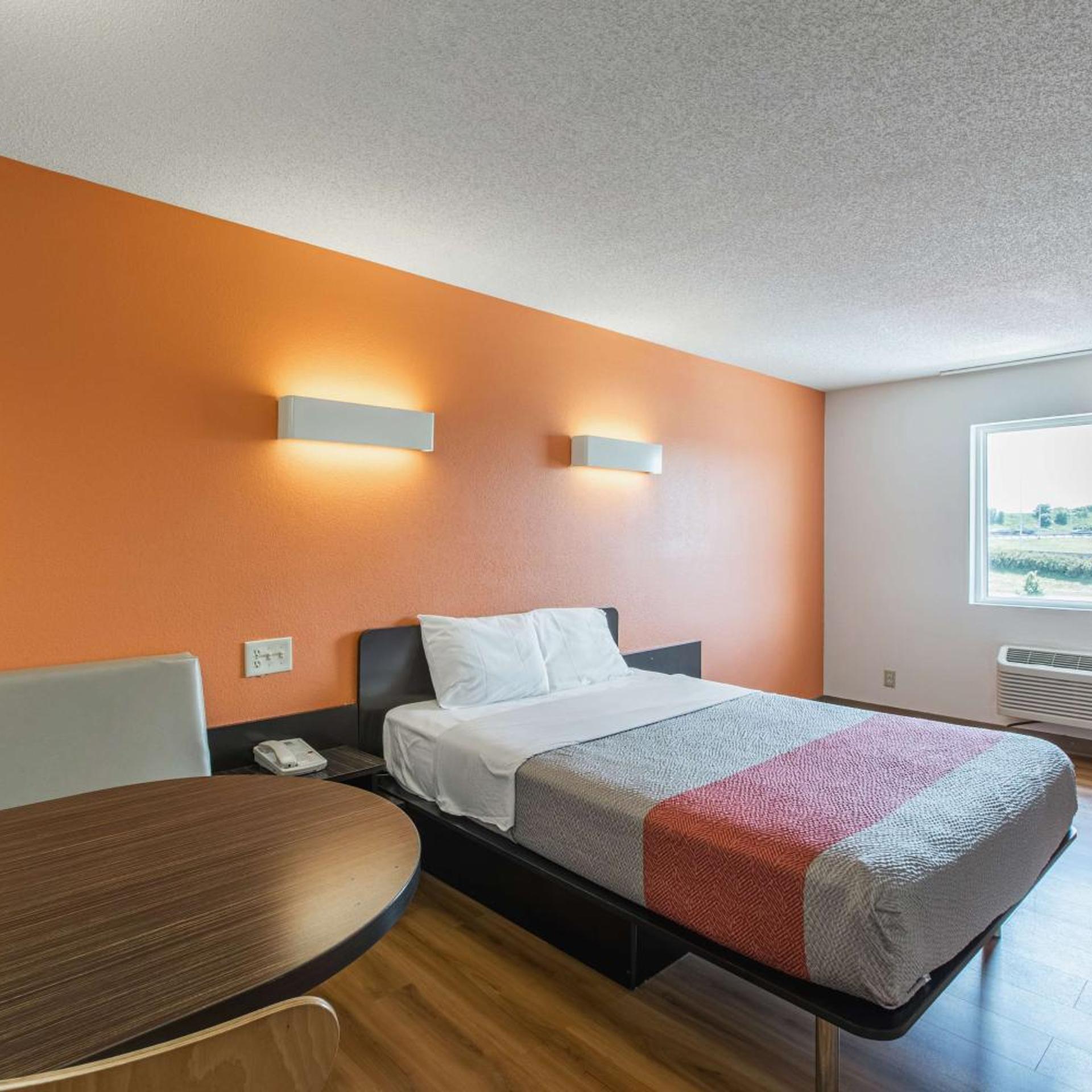 Motel6 Omaha, NE - Central 25/36