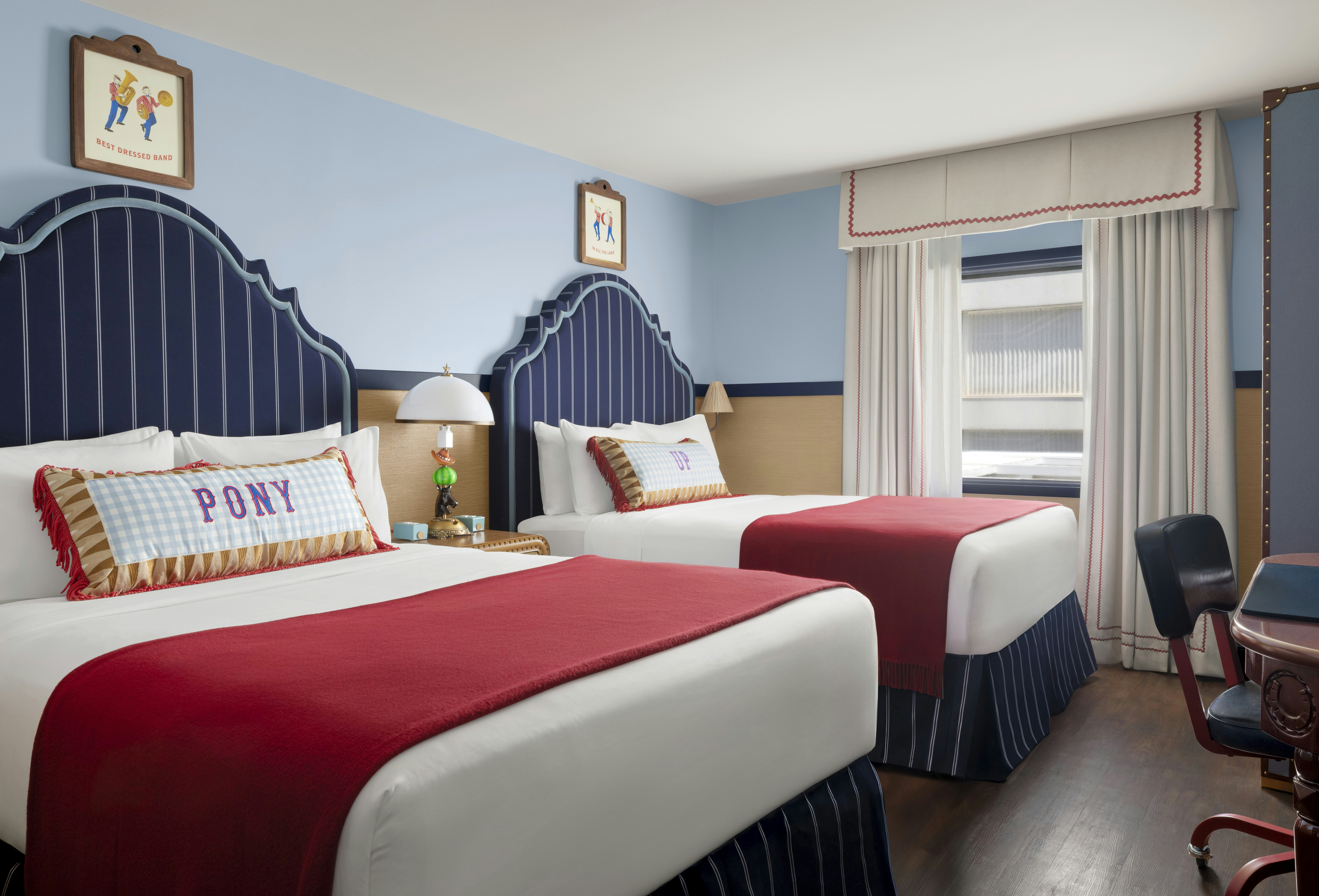 GRADUATE, 2 QUEEN BEDS, POOL VIEW