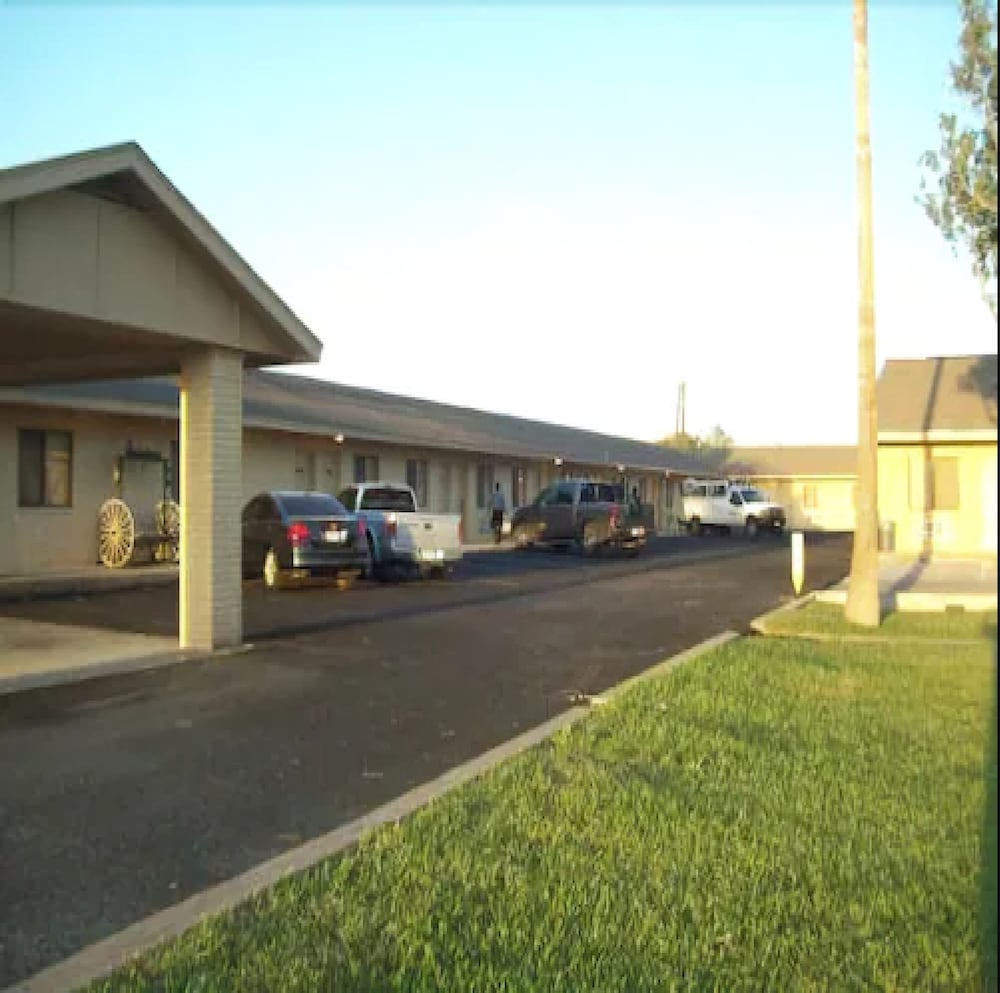Executive Inn Hebbronville 1/43