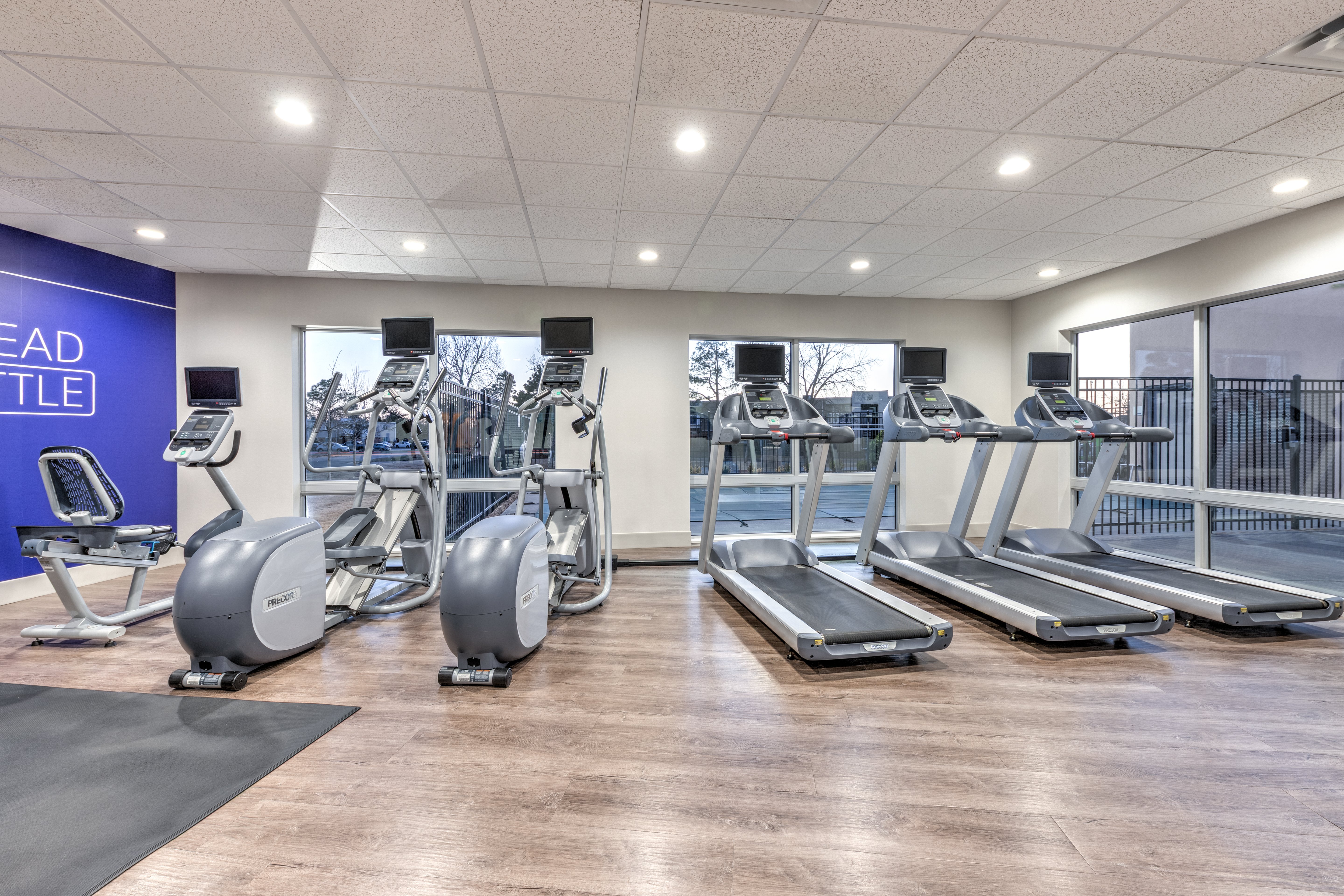 HOLIDAY INN EXPRESS & SUITES MOORE 53/75