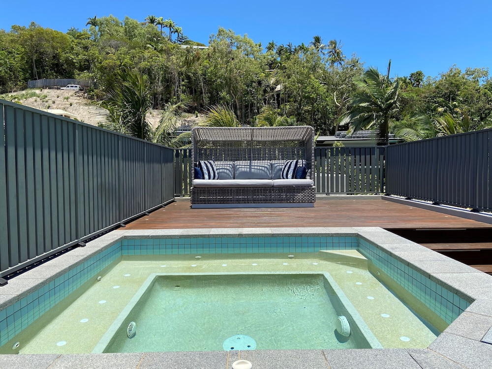 Coconut Grove Port Douglas 16/50