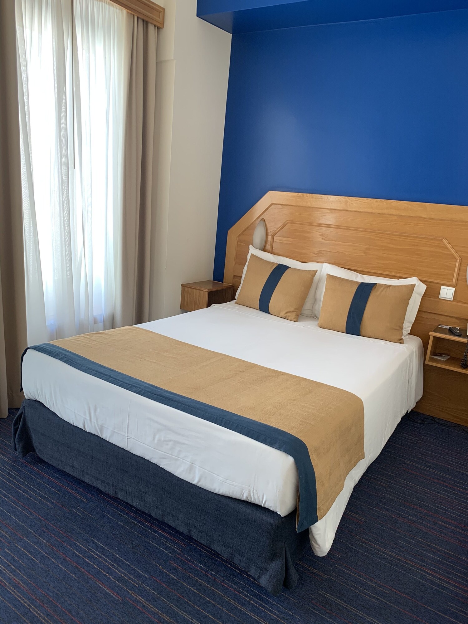 ROOM, SINGLE
