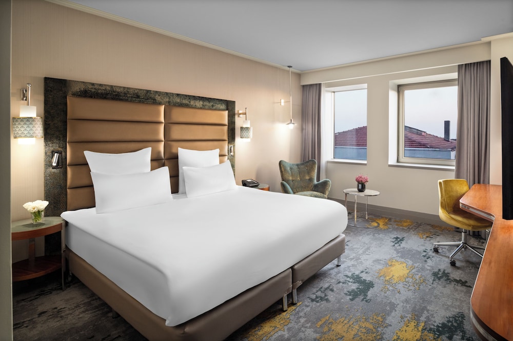 DELUXE, DOUBLE BED, CITY VIEW