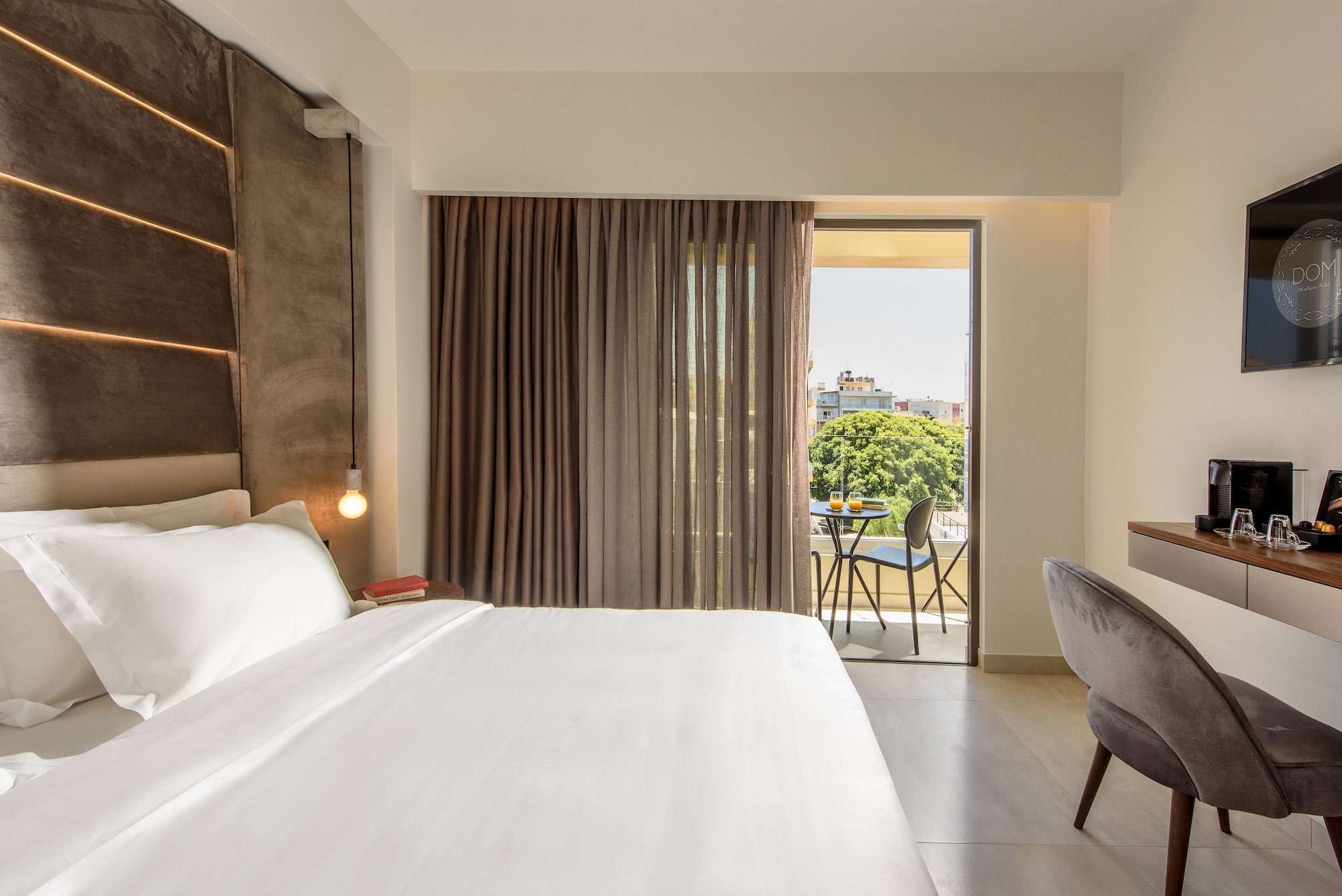 DELUXE, DOUBLE OR TWIN BED, PARK VIEW