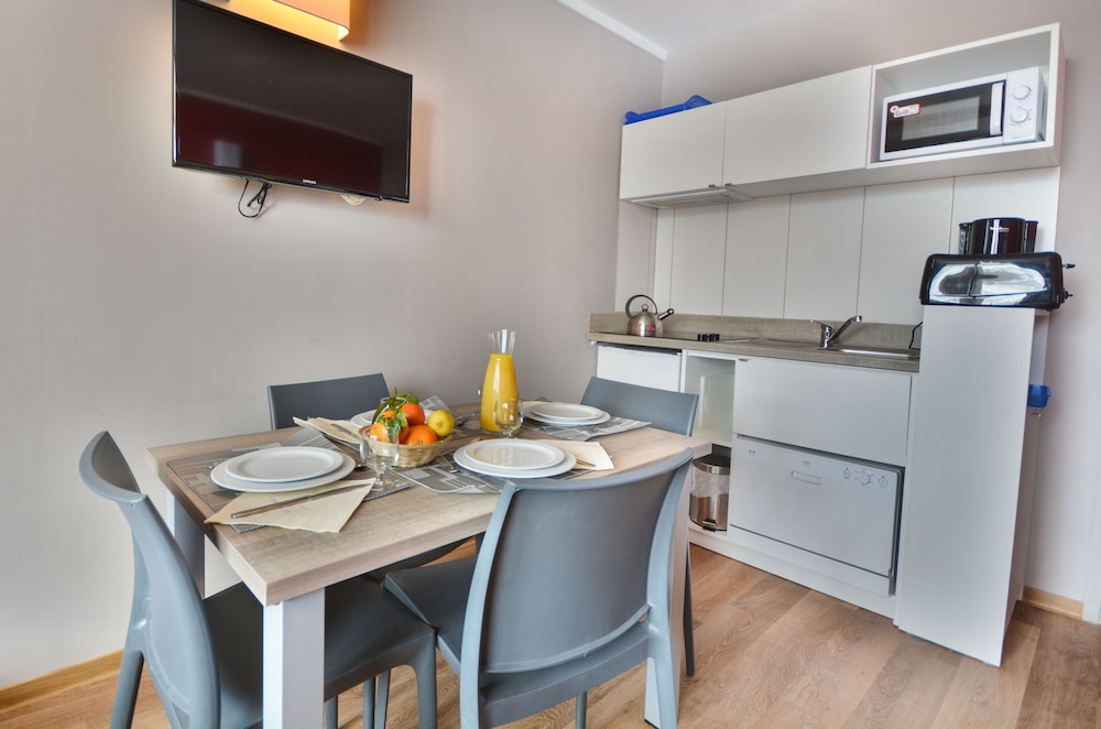 SOWELL RESIDENCES New Chastillon 65/76