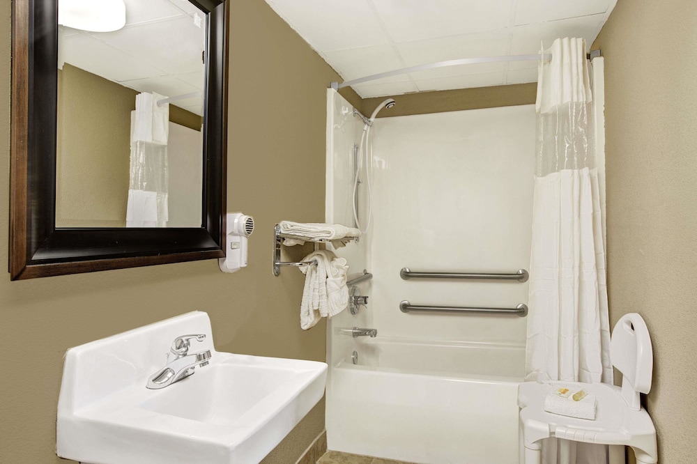 Days Inn By Wyndham Conover-Hickory 15/33