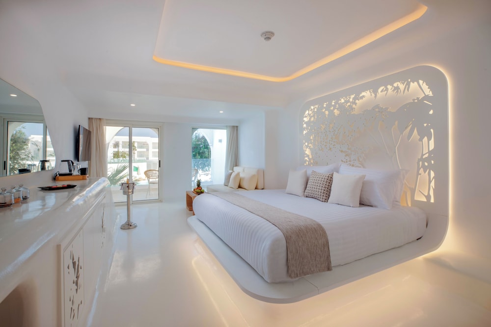 GYPSTER ROOM POOL OR PARTIAL SEA VIEW