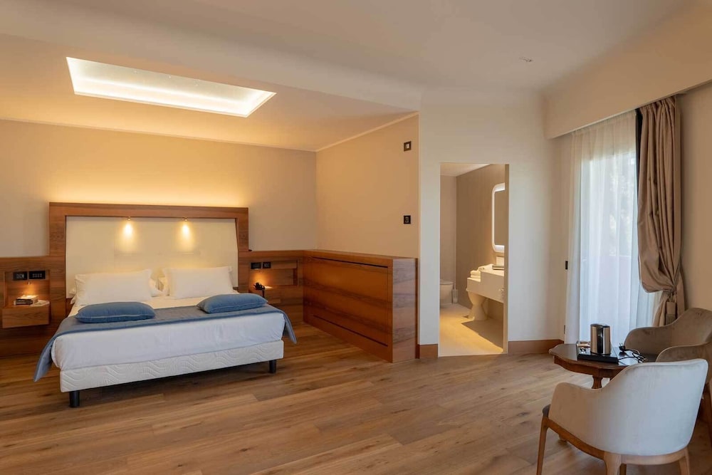 MASTER, SUITE