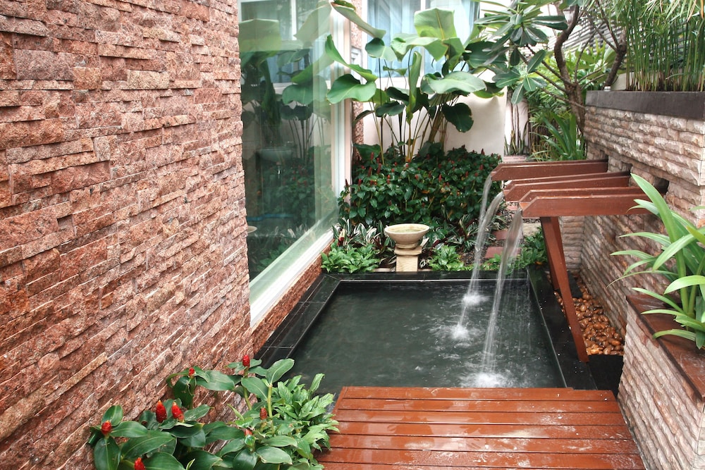 Mirth Sathorn Hotel 35/39