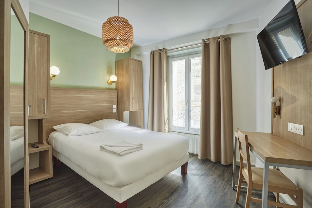 Merryl Hotel 10/43
