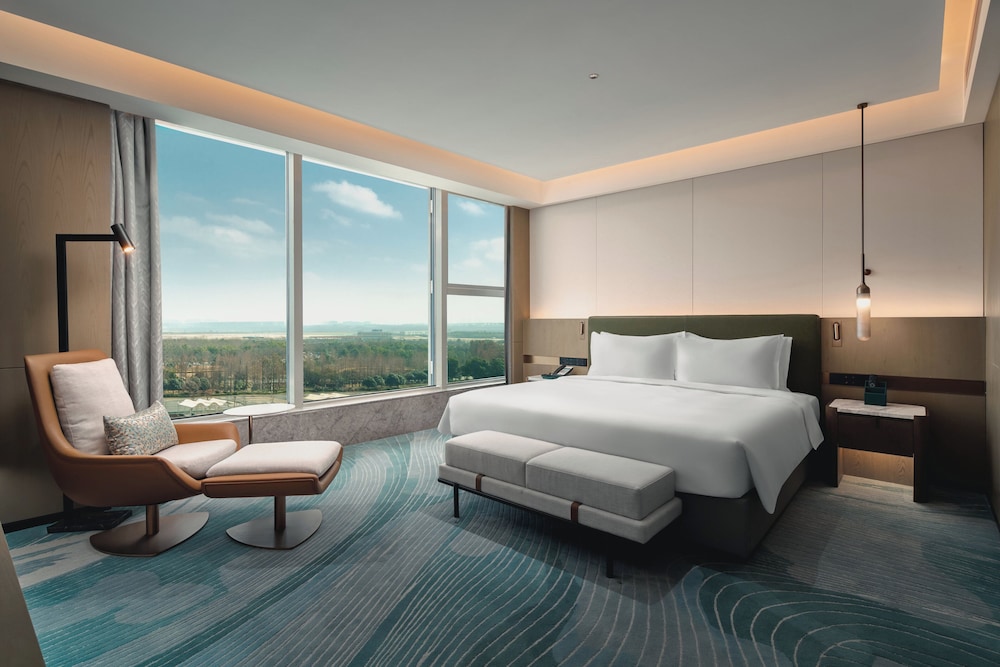 1 Bedroom, Suite, Single Bed, Dining Area، Holiday Inn Wuhan Tianhe Airport by IHG 1/3