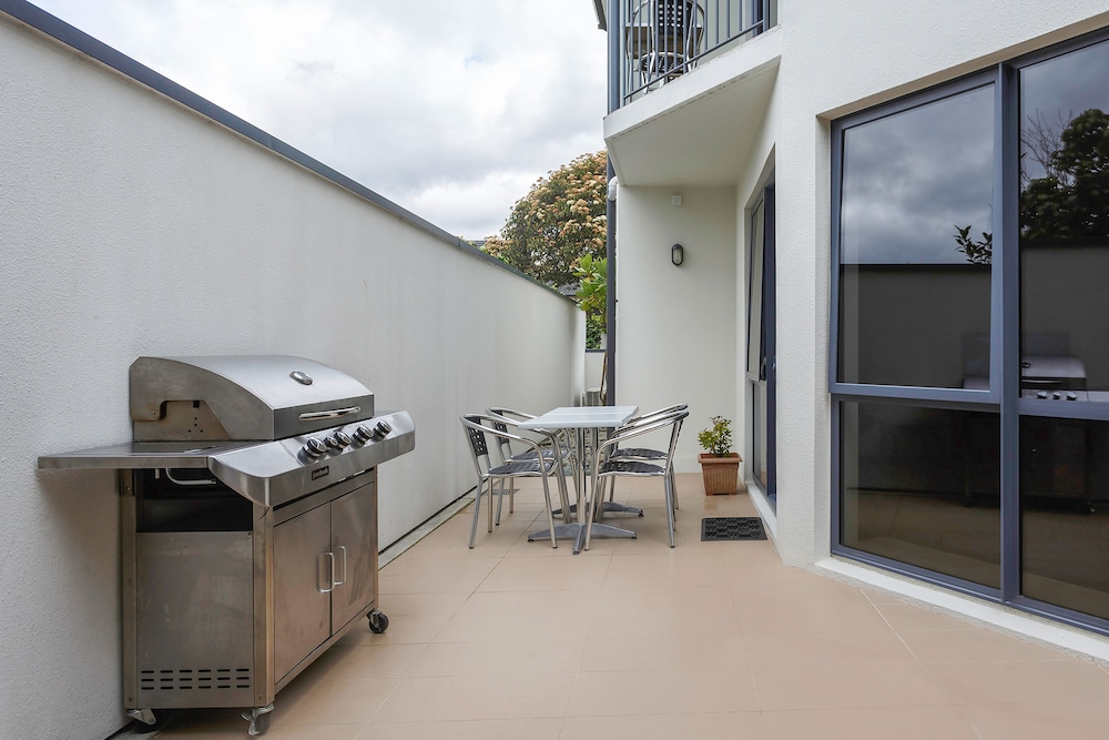 Delorenzo S Studio Apartments 62/72