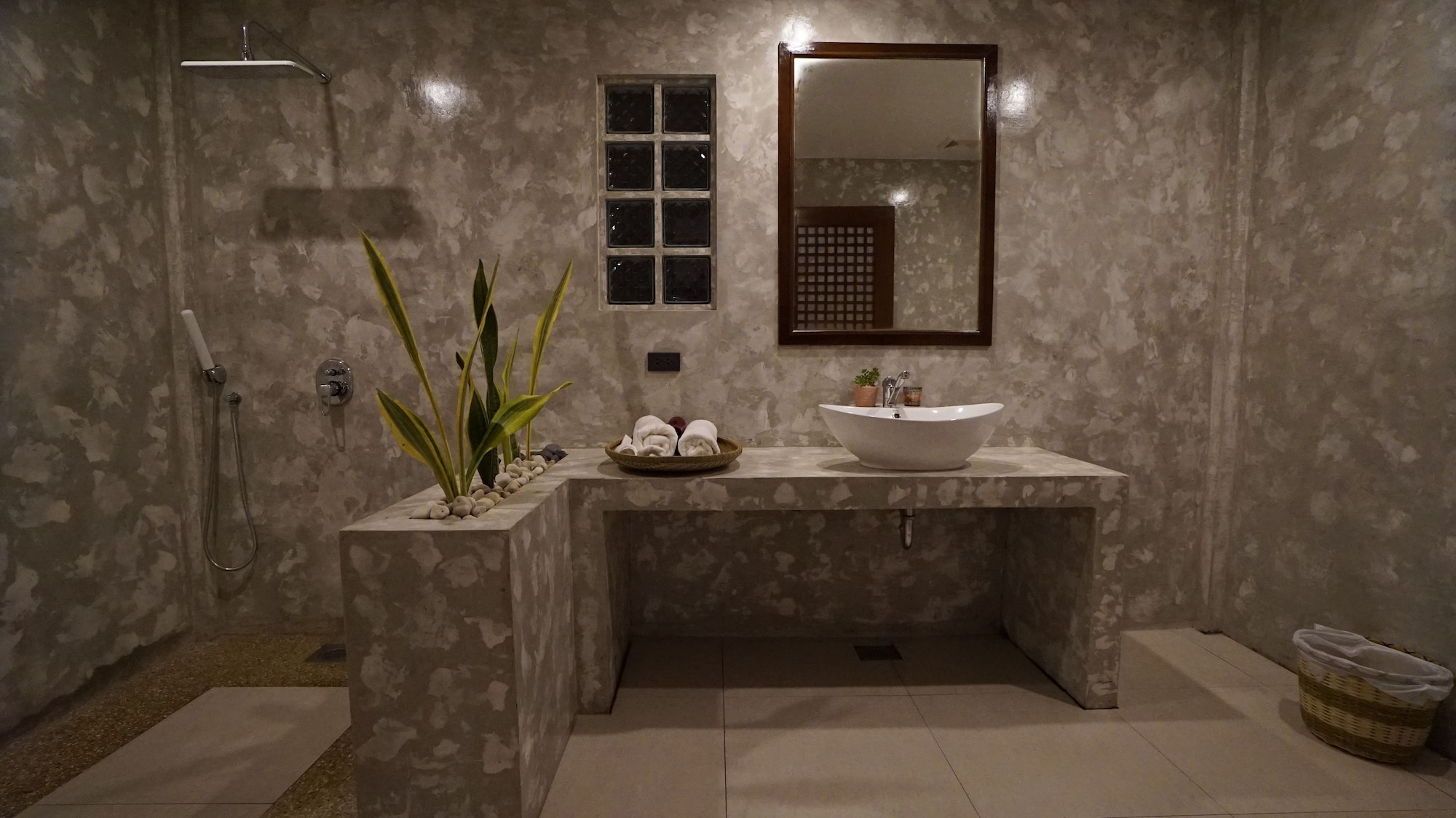 غرفة ديلوكس ثلاثية بسرير كينج مع أريكة، Amihan Resort 10/10