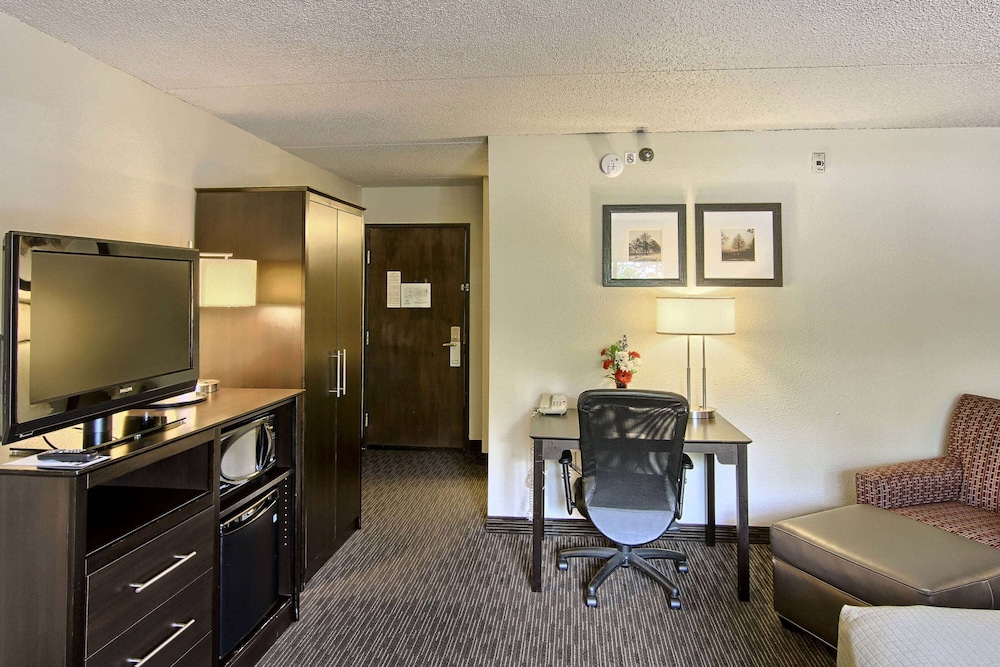 Blossom Hotel & Suites Traverse City 48/64