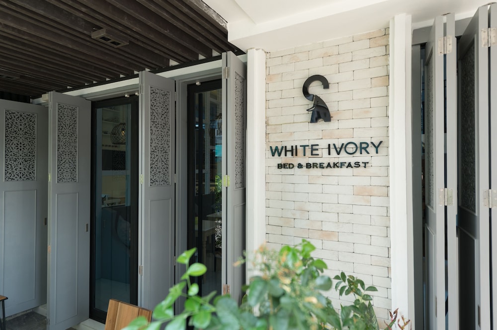 White Ivory Bed Breakfast 2/25