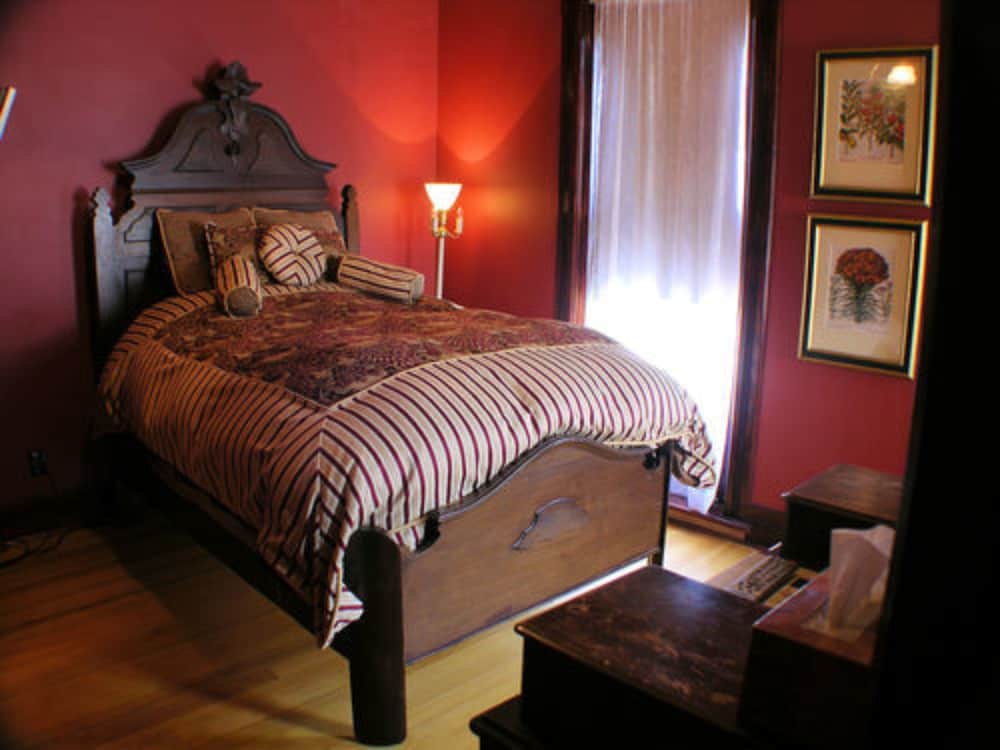 Whiskey Mansion Bed and Breakfast 7/22