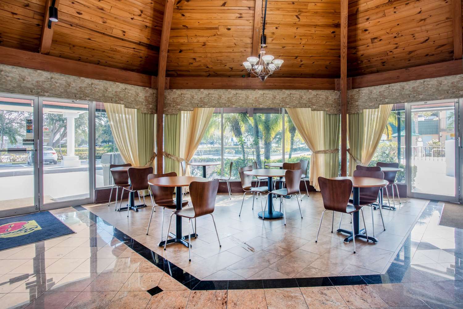 Super 8 By Wyndham North Palm Beach 37/58