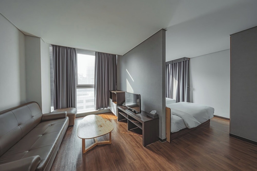 Brown Suites Sinchon Central 20/48