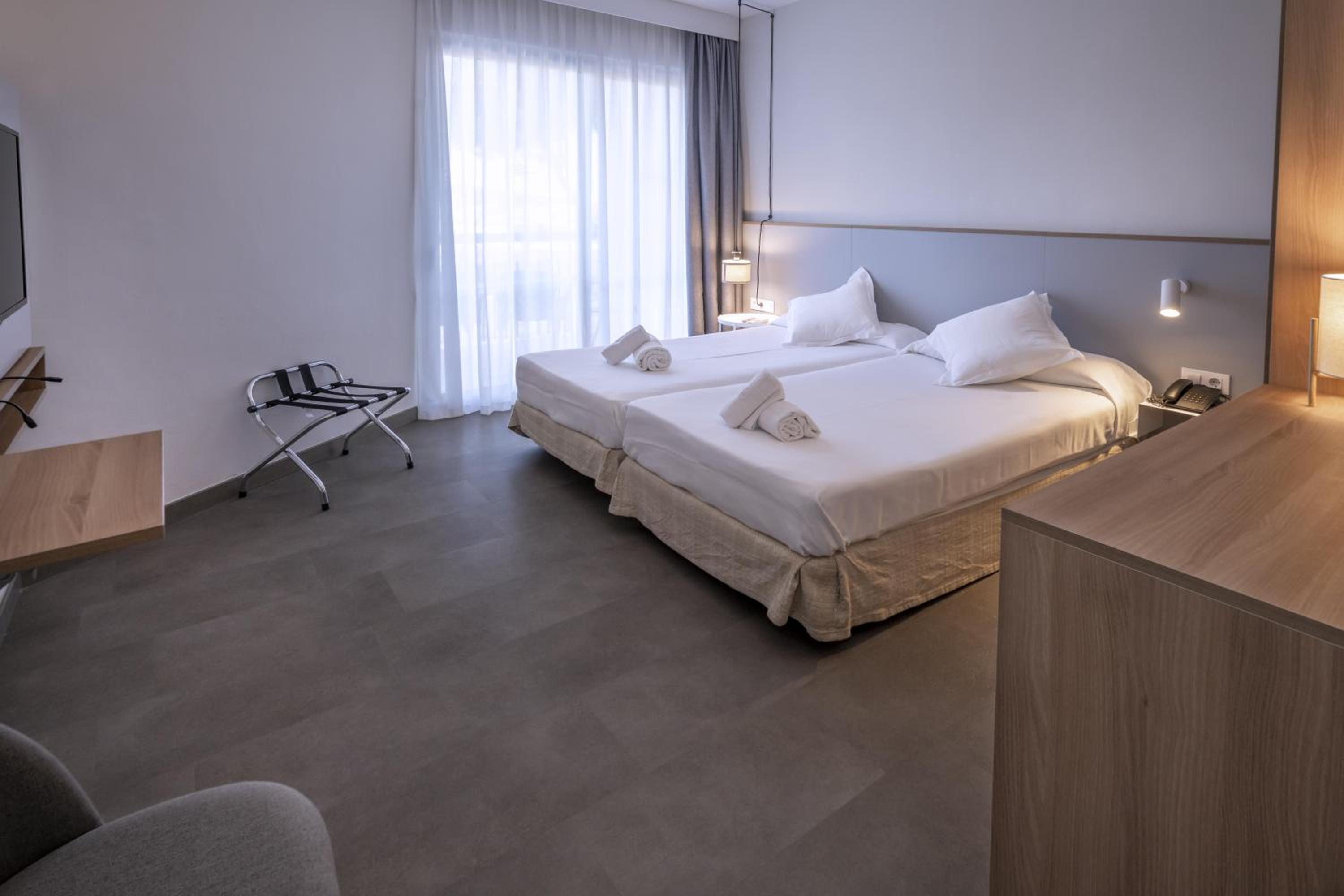 Room, Twin Beds, Lateral Side Sea View، GHT S Agaro Mar 5/10
