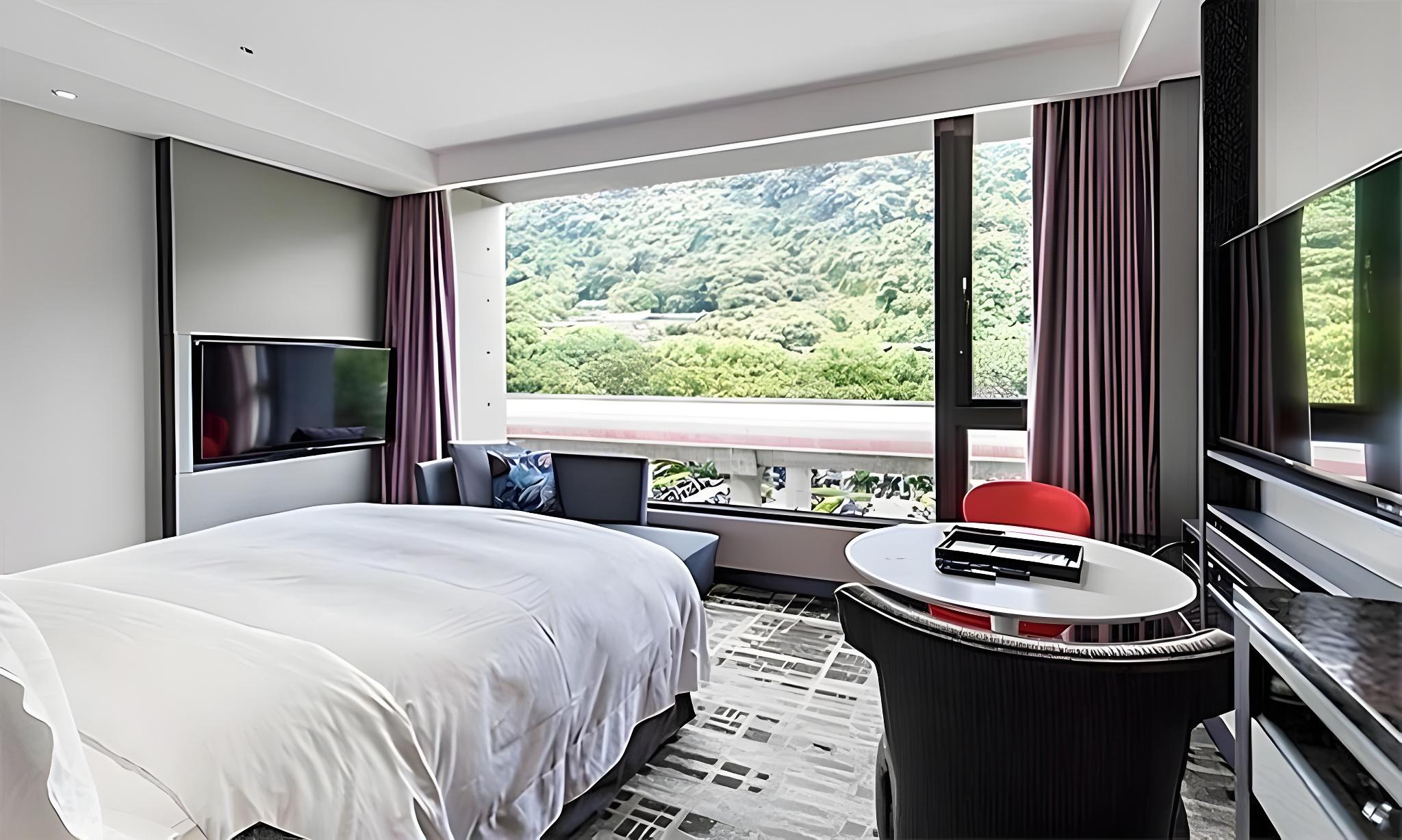 Majesty, Suite, Queen Bed, Sofa