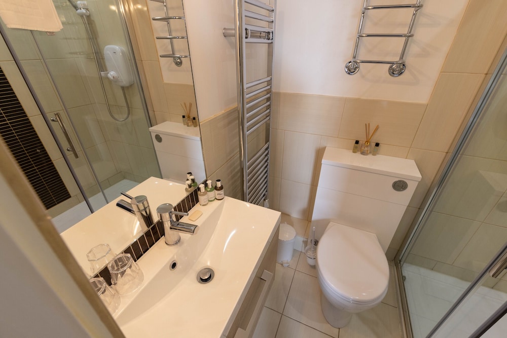 غرفة بسريرين منفصلين بإطلالة على البحر، Scalloway Hotel 4/4