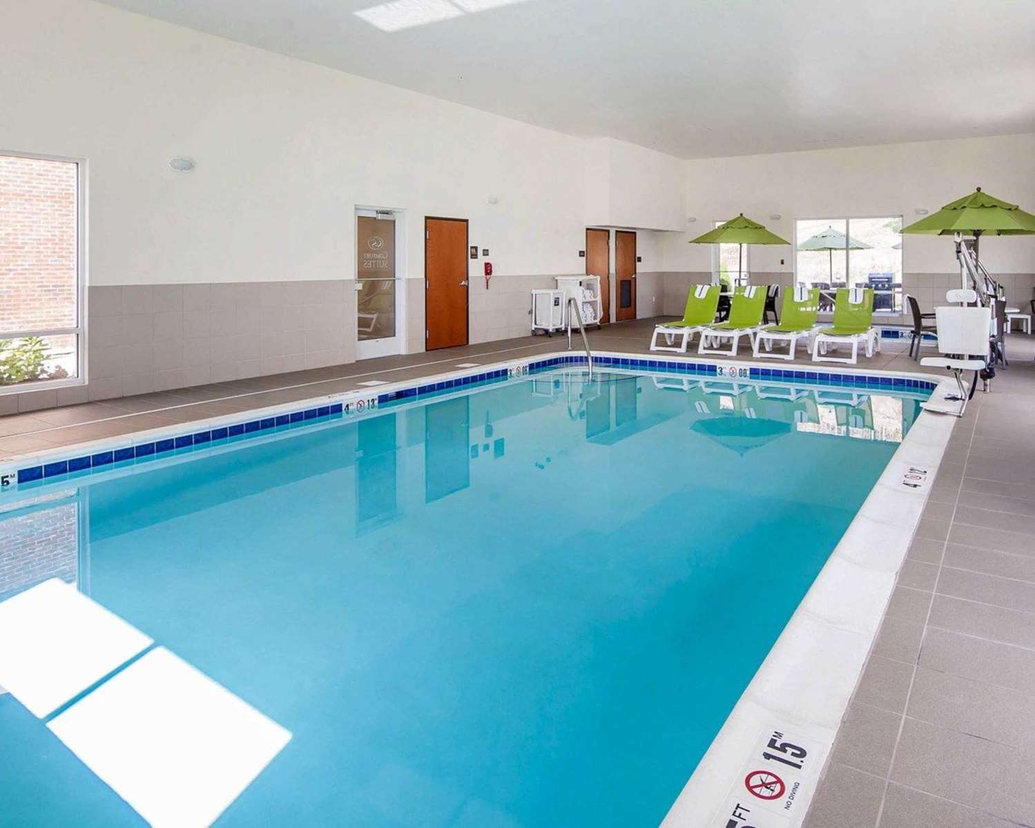 Comfort Suites Marietta Parkersburg 25/49