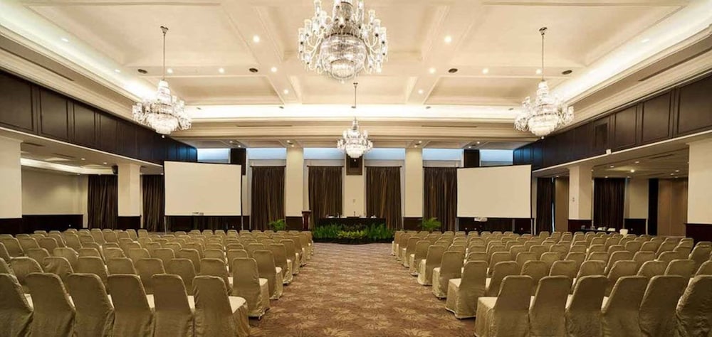 Royal Kuningan Hotel 54/60