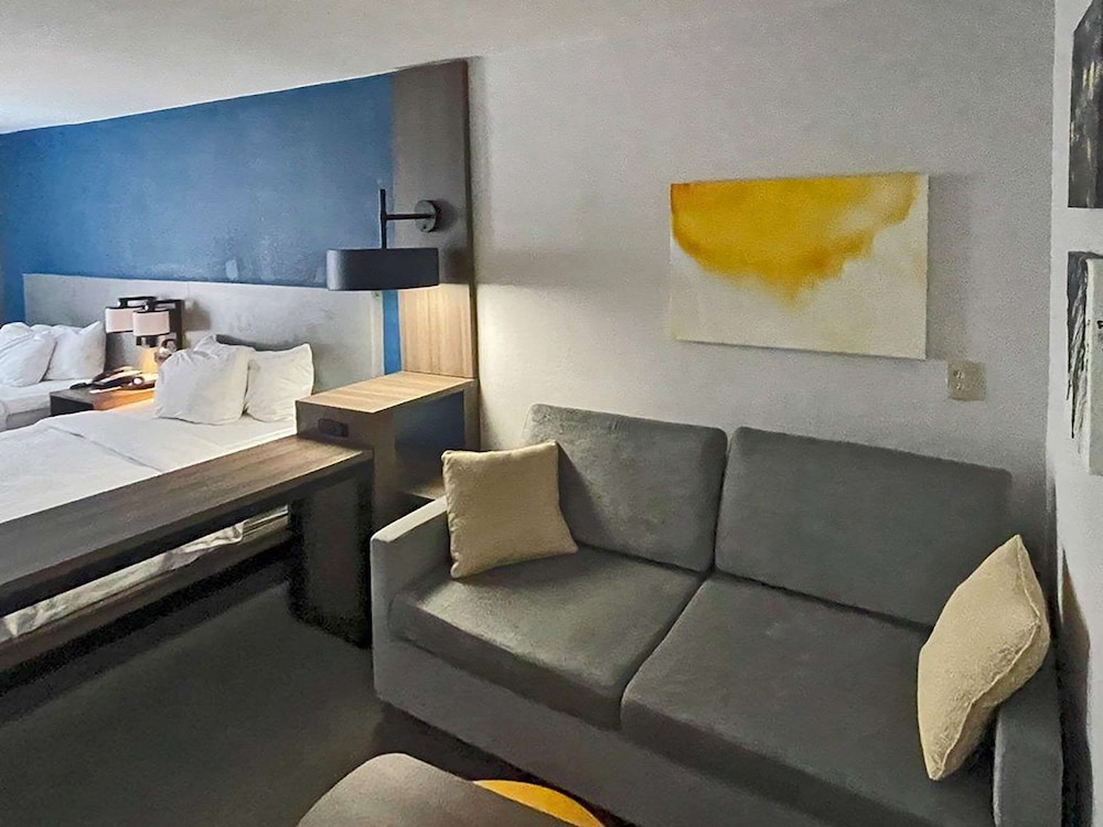 Comfort Suites Mobile-South Alabama University Area 32/43