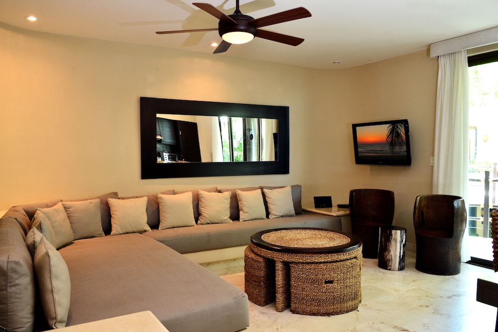 El Taj Oceanfront & Beachside Condo Hotel 51/74