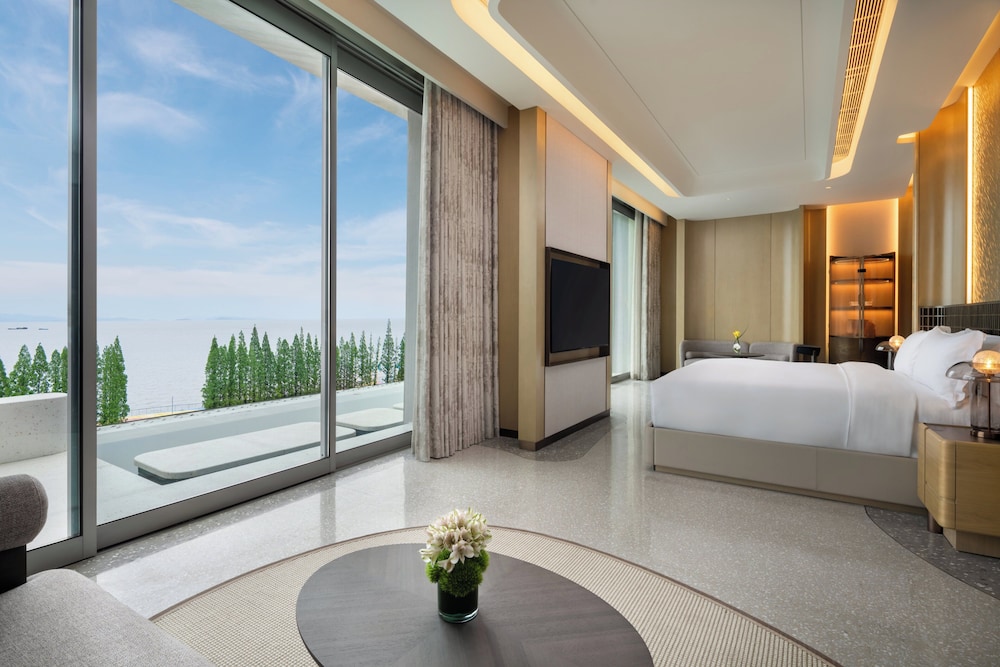 Junior Suite, King Bed, Living Area, Plunge Pool