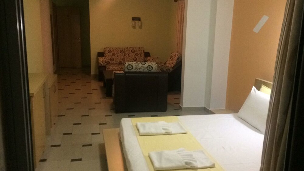 Arel Hotel 8/18