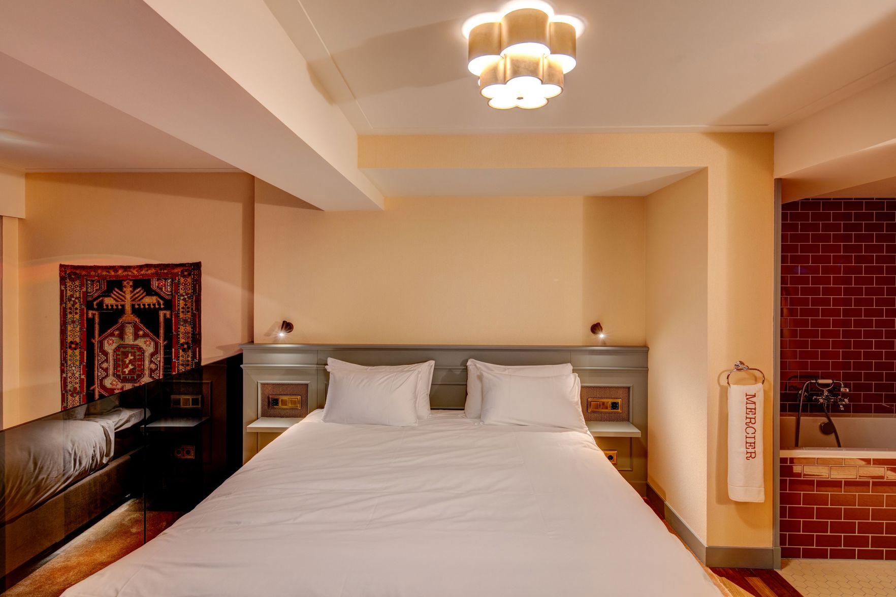 Mezzanine, Superior, Suite, Queen Bed