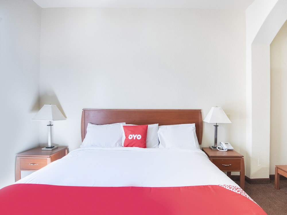 OYO Townhouse Clute Lake Jackson 15/44