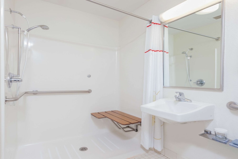MainStay Suites Northbrook Wheeling 19/45
