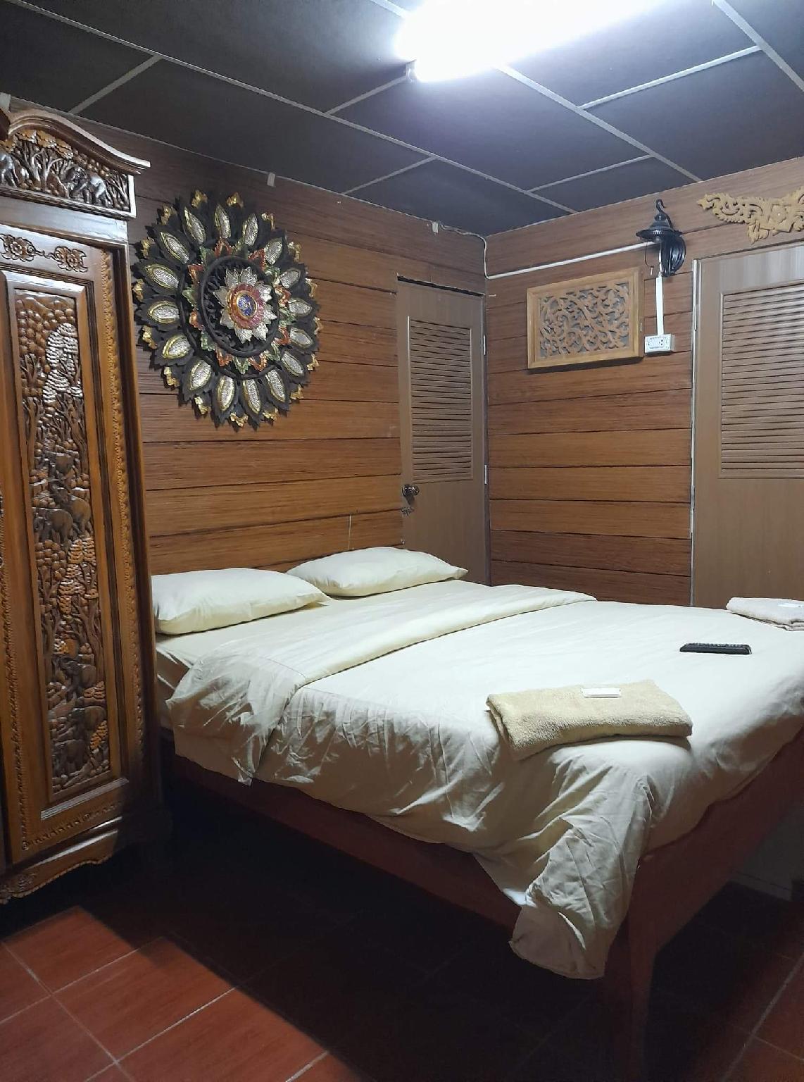 Studio, Twin Beds