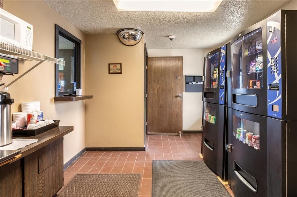 Rodeway Inn & Suites I-94 Kenosha 21/26