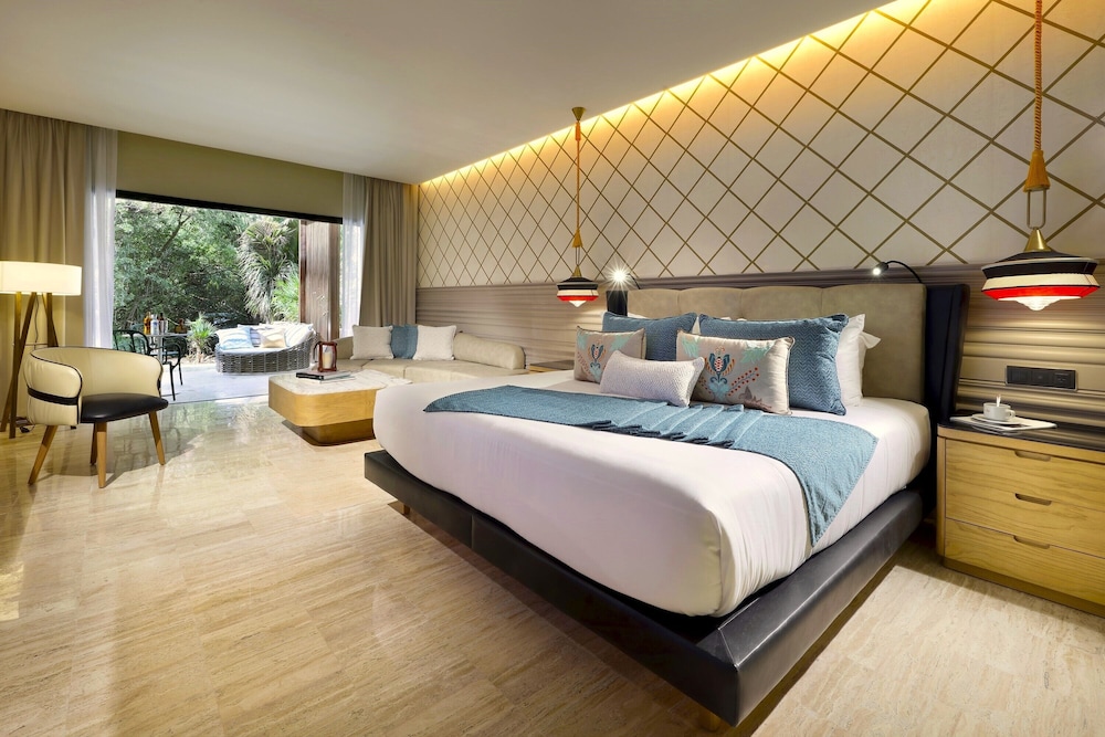 Junior Suite, Single, 2 Double Beds, Garden View, Private Pool